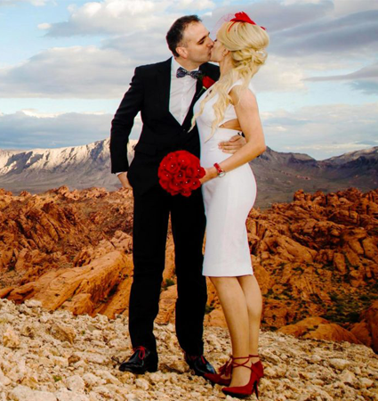 The Valley of Fire helicopter wedding ceremony is performed at one of the most beautiful wedding locations on earth, as you exchange vows with breathtaking panoramic views of the red color rock formations and tranquility of the Valley of Fire. 